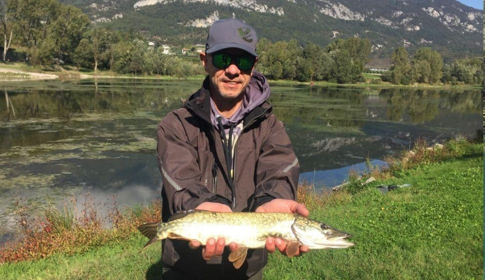 Un piccolo lucciotto preso in gara