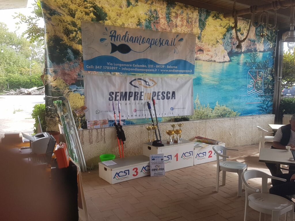 Il podio pre premiazione del Trofeo Surfcasting Città di Salerno