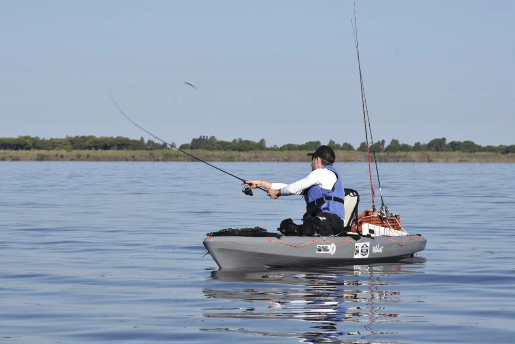 Fase di pesca in kayak ad Orbetello