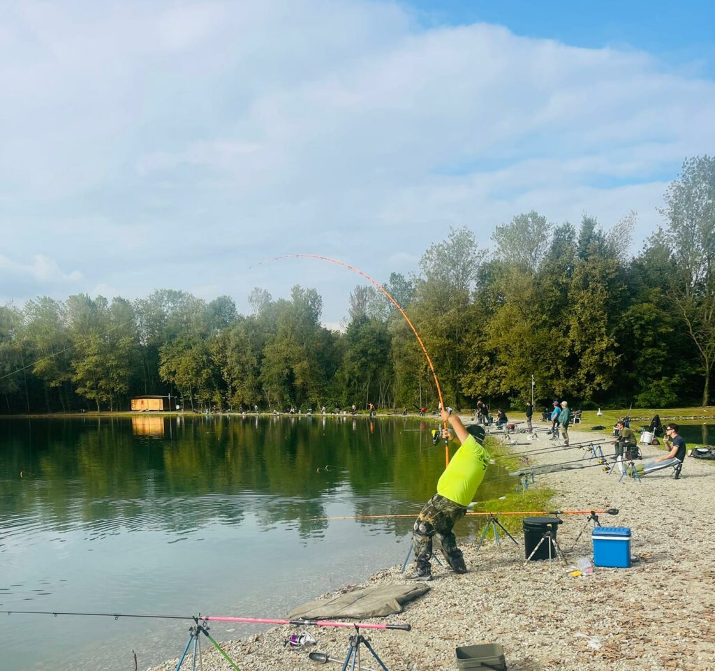 Azione di pesca al Lago dei Gabbiani